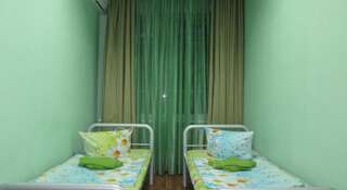 Гостиница На Комсомольской Хостел Сочи Бюджетный двухместный номер с 2 отдельными кроватями и общей ванной комнатой-1