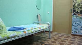 Гостиница На Комсомольской Хостел Сочи Спальное место на двухъярусной кровати в общем номере для мужчин с 3 кроватями-4